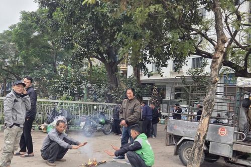 Những người ở lại Hà Nội mưu sinh trong kỳ nghỉ tết Dương lịch
