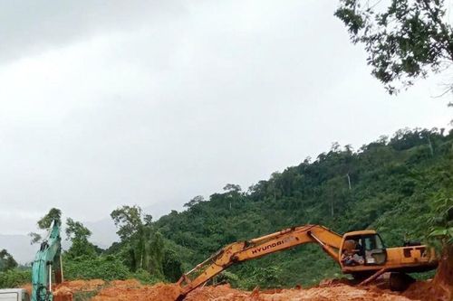 Khắc phục khẩn cấp quốc lộ 40B qua các xã Nam Trà My, Trà Linh