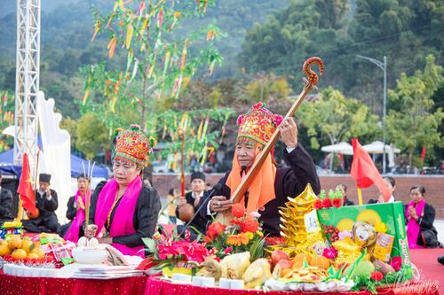 Mường Lay khai hội đua thuyền đuôi én