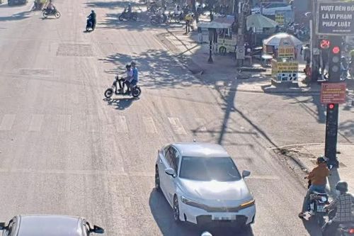 Xử lý tài xế xe ô tô con ngang nhiên đi ngược chiều vào dòng xe chờ đèn đỏ