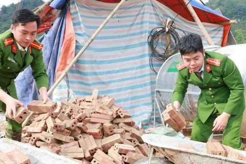 Giúp dân sửa nhà sau bão