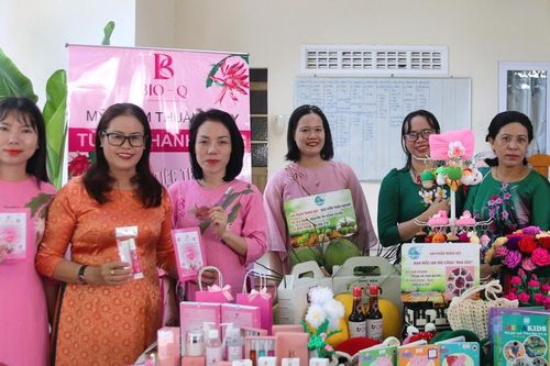 Cô gái biến vỏ thanh long thành mỹ phẩm