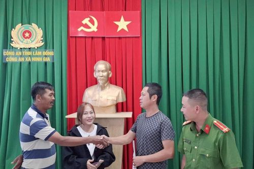 Công an xã ở Lâm Đồng hỗ trợ hoàn trả 1 tỷ đồng chuyển khoản nhầm