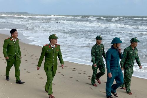 Một ngư dân ở xã Bến Hải mất tích do thuyền bị chìm trên biển
