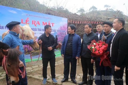 Bí thư Tỉnh ủy Hầu A Lềnh dự lễ ra mắt sản phẩm du lịch mới tại xã Lũng Cú