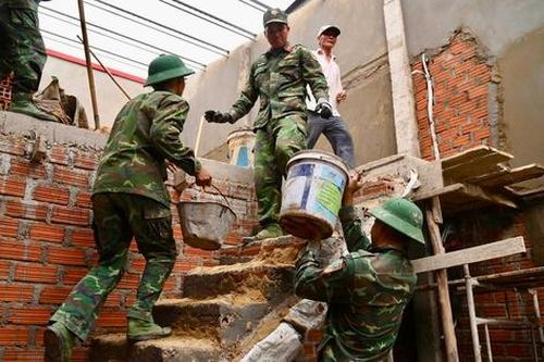 Gia Lai: Bộ đội 'ăn Tết' trên công trường để dựng nhà cho dân
