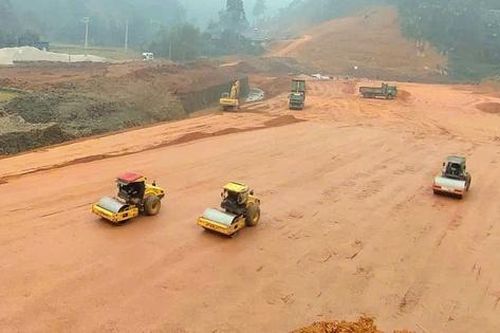 Nhộn nhịp công trường cao tốc hai đầu Bắc - Nam dịp tết Dương lịch