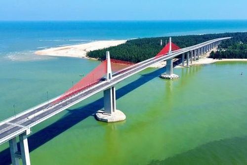 Ngắm cầu dây văng vượt biển dài nhất miền Trung
