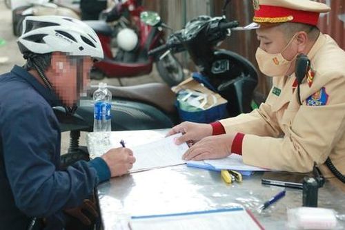 CSGT Hà Nội làm việc xuyên tết Dương lịch, phát hiện người đi xe đạp vi phạm nồng độ cồn