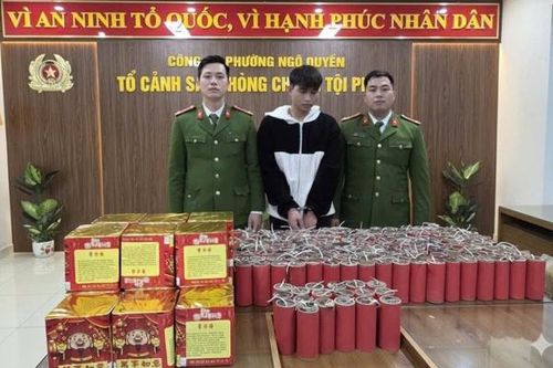 Phát hiện vụ buôn pháo giấy nổ cỡ khủng, quả to như bắp chân