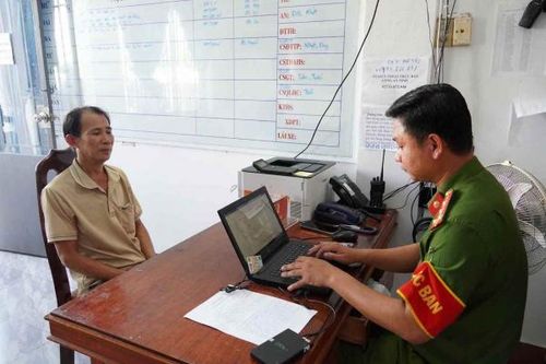 Đồng Tháp: Công an xã tiếp nhận đối tượng ra đầu thú sau khi giết tình địch