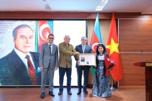 Họa sĩ Văn Dương Thành nhận chứng nhận từ Đại sứ quán Azerbaijan