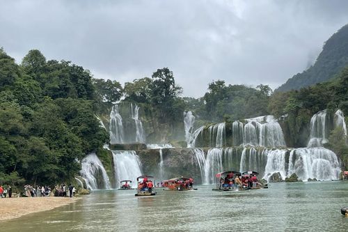 Khu du lịch thác Bản Giốc đón 4.461 lượt khách tham quan dịp nghỉ lễ Tết Dương lịch