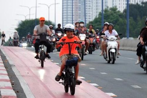 Đầu năm, người dân TPHCM hào hứng trải nghiệm làn đường dành riêng cho xe đạp