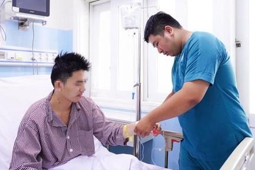 Cứu người đàn ông ngưng tim khi đang đánh cầu lông