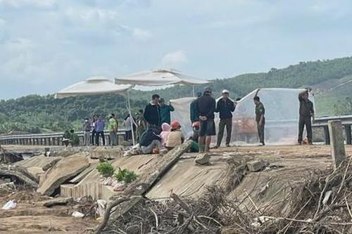 Đắk Lắk: Sập bờ kè bê-tông đè 4 người tử vong
