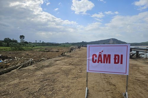 Sập bờ kè làm 4 người tử vong: Địa phương từng cắm biển cấm xe chạy