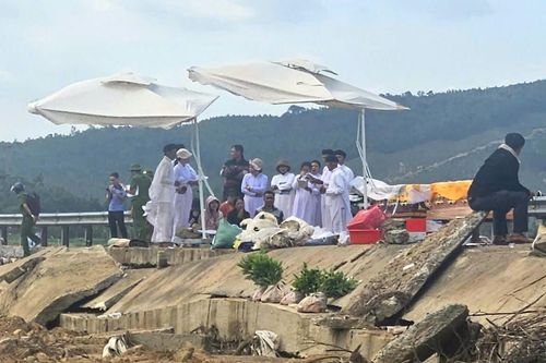 Tang thương vùng quê nghèo sau vụ sập bờ kè cướp đi sinh mạng 2 cặp vợ chồng
