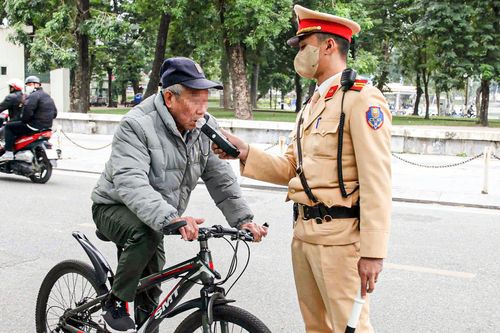 Nghĩ CSGT nghỉ Tết, người đàn ông uống rượu vẫn đạp xe và bị phạt