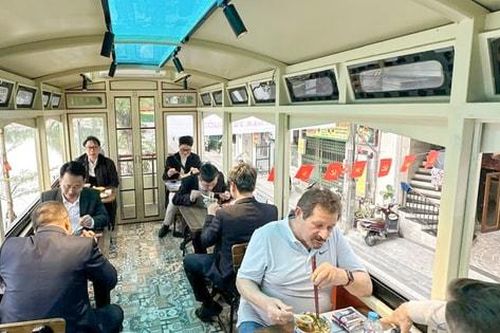 Độc đáo tour 'Hà Nội - Chạm miền ký ức'