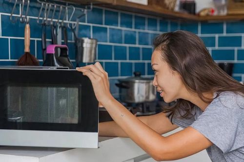 Mẹo làm sạch lò vi sóng không cần lau chùi nhiều