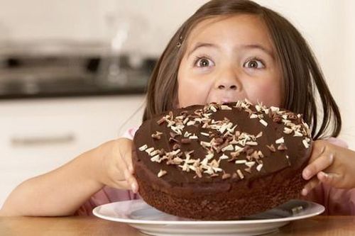 Tác hại của đồ uống có đường đến sức khỏe của trẻ