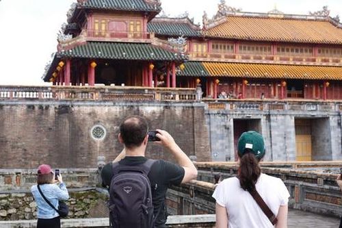 Du khách nước ngoài thích thú tham quan di tích Huế dịp Tết Dương lịch