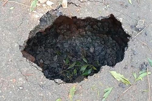 Xuất hiện hố sụt lớn trên Quốc lộ 9B - Quảng Trị
