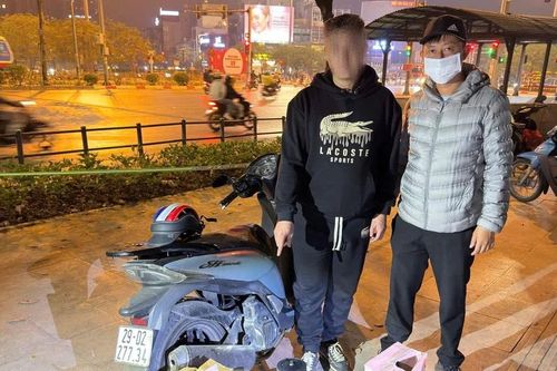 Cảnh sát 141 chặn giữ người đàn ông vận chuyển 6 bình 'khí cười'