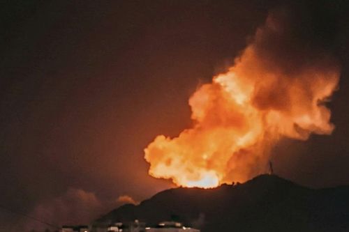 Tiếng nổ rung chuyển thủ đô Venezuela trong đêm, trực thăng tấn công bay rợp, Caracas ban bố tình trạng khẩn cấp