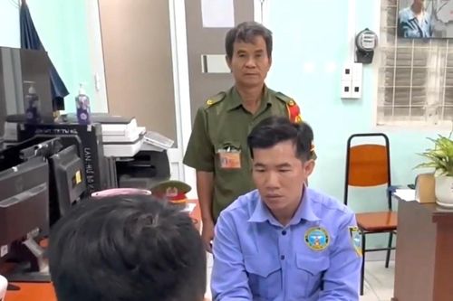 Mâu thuẫn trong quán cà phê, người đàn ông đập ly vào đầu cô gái