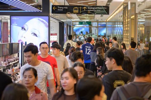 'Biển người' mua sắm, ăn uống ở các TTTM tại TP.HCM dịp đầu năm