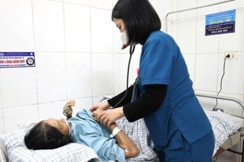 Người phụ nữ gánh hậu quả vì chủ quan khi bị gà đá