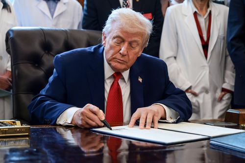 Ông Trump chặn thương vụ thâu tóm 3 triệu USD trong ngành chip