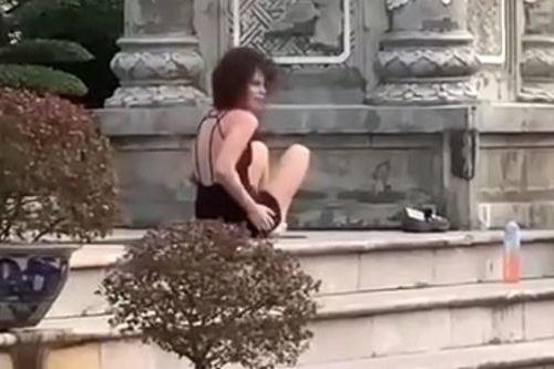 Cô gái mặc hở tập yoga tại chùa Linh Ứng