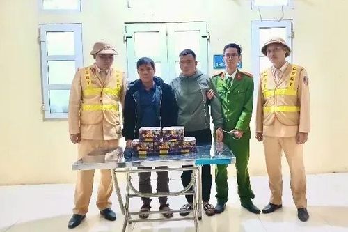 Hà Nội: tạm giữ 2 đối tượng vận chuyển, mua bán pháo nổ