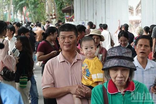 Du khách háo hức đến với 'Tuần lễ Văn hóa quốc tế' tại Thảo Cầm Viên Sài Gòn