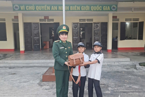 Hai học sinh lớp 6 trả lại của rơi