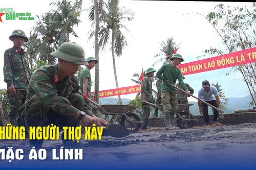 Những người thợ xây mặc áo lính
