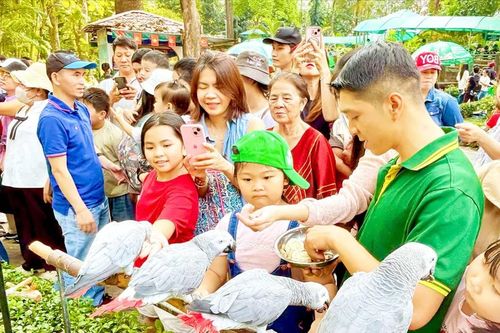 Khu vui chơi ở TPHCM, miền Trung đông nghẹt khách