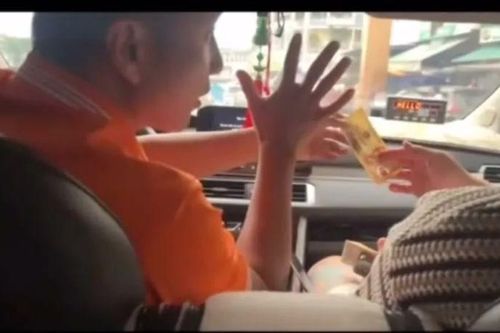 Công an làm việc với tài xế taxi bị tố tráo tiền của khách nước ngoài