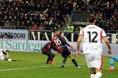 Rafael Leao tỏa sáng giúp AC Milan đánh bại Cagliari để chiếm ngôi đầu Serie A