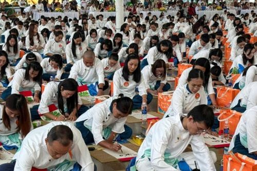 Hơn 1.000 thư pháp gia đồng diễn tại Lễ hội Văn hóa Việt Nam 2026