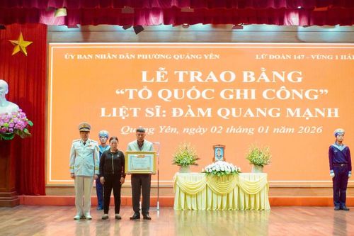 Trao Bằng Tổ quốc ghi công liệt sĩ Đàm Quang Mạnh hy sinh anh dũng tại Trường Sa
