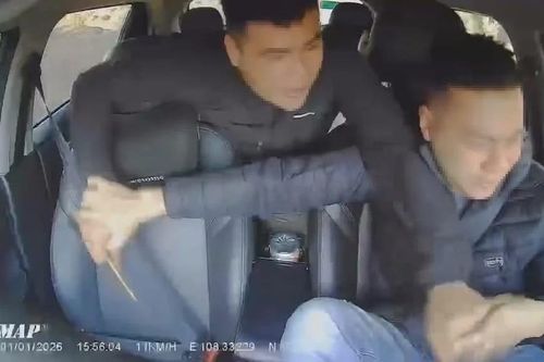 Công an làm việc với đối tượng dùng đũa hành hung tài xế taxi