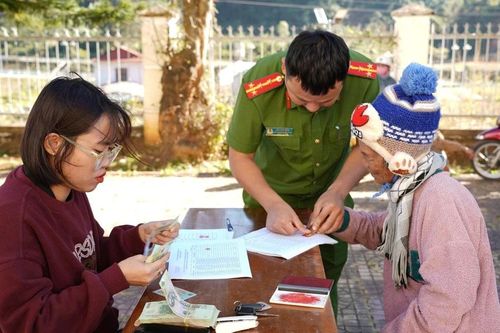 Hơn 178.000 người dân ở Quảng Ngãi được nhận quà Tết của Đảng, Nhà nước