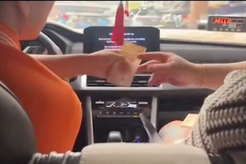 Clip tài xế taxi ở Nha Trang làm 'ảo thuật' biến 200.000 đồng của du khách thành 10.000 đồng