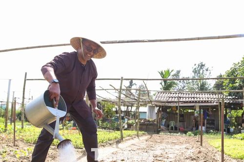 Khách Tây hào hứng làm nông dân gánh nước, trồng rau