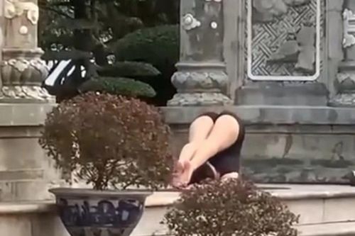 Cô gái mặc hở hang tập Yoga phản cảm ở chùa Linh Ứng