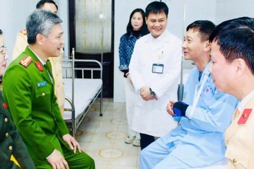 Tạm giữ người đàn ông vi phạm nồng độ cồn, tông CSGT